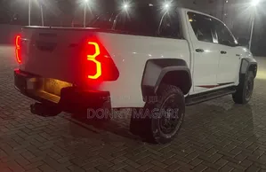 Toyota Hilux 2025 White