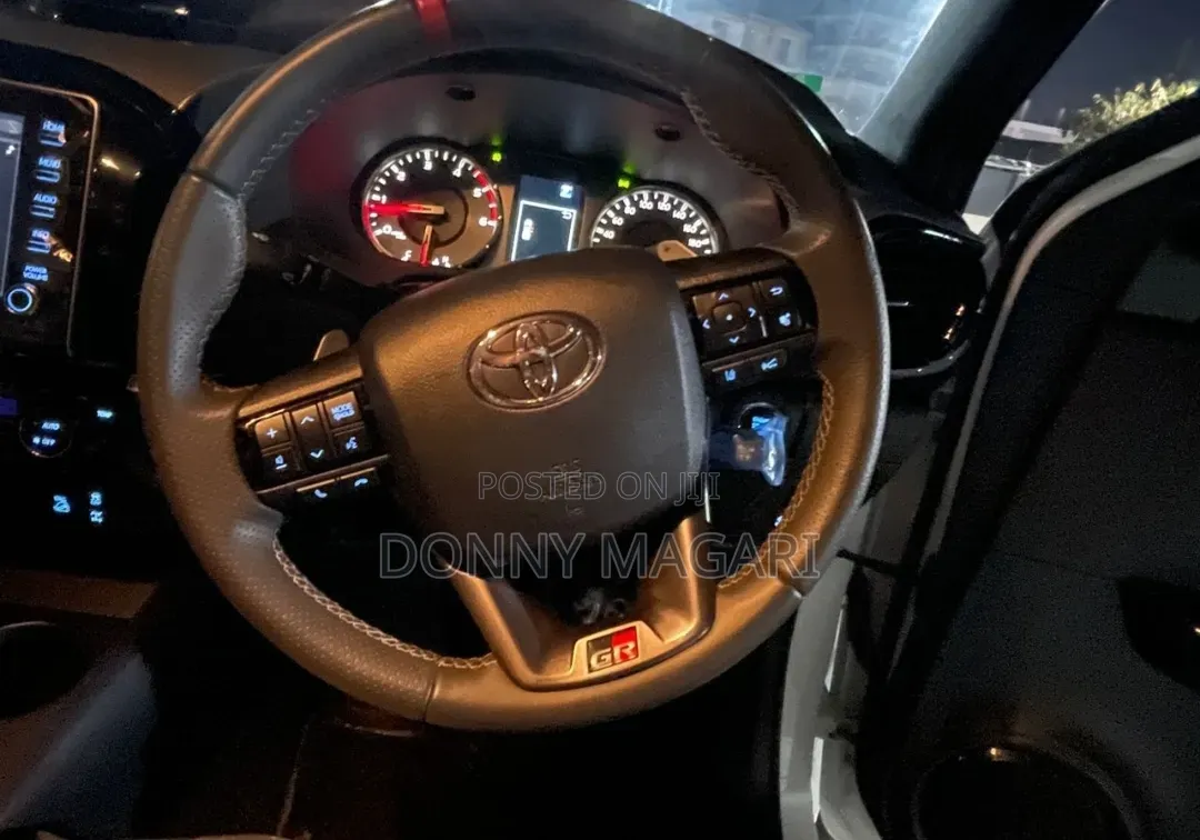 Toyota Hilux 2025 White