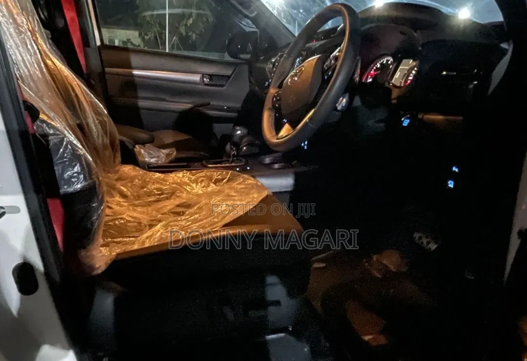 Toyota Hilux 2025 White
