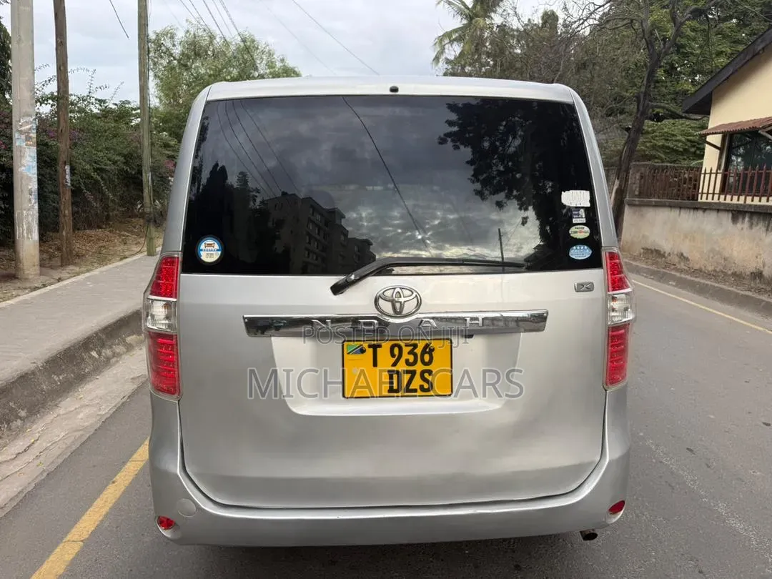 Toyota Noah 2007 Silver