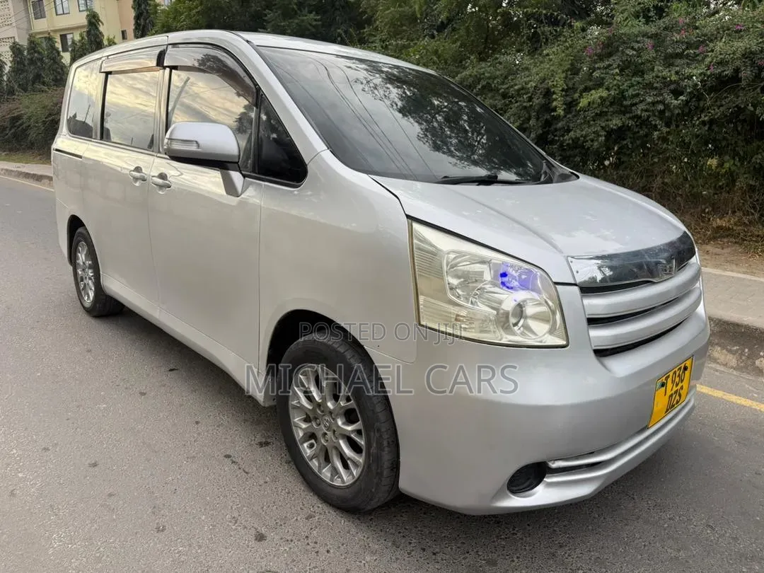 Toyota Noah 2007 Silver