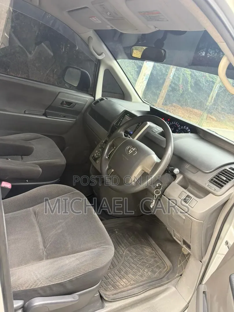Toyota Noah 2007 Silver