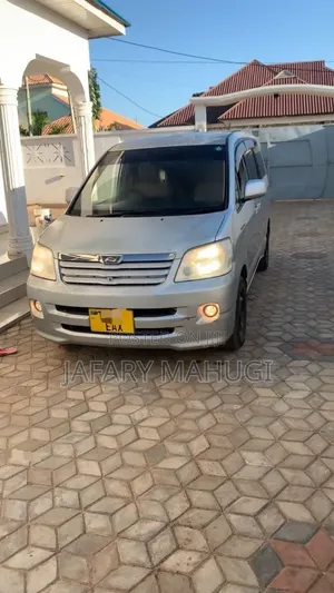 Toyota Noah 2016 Silver
