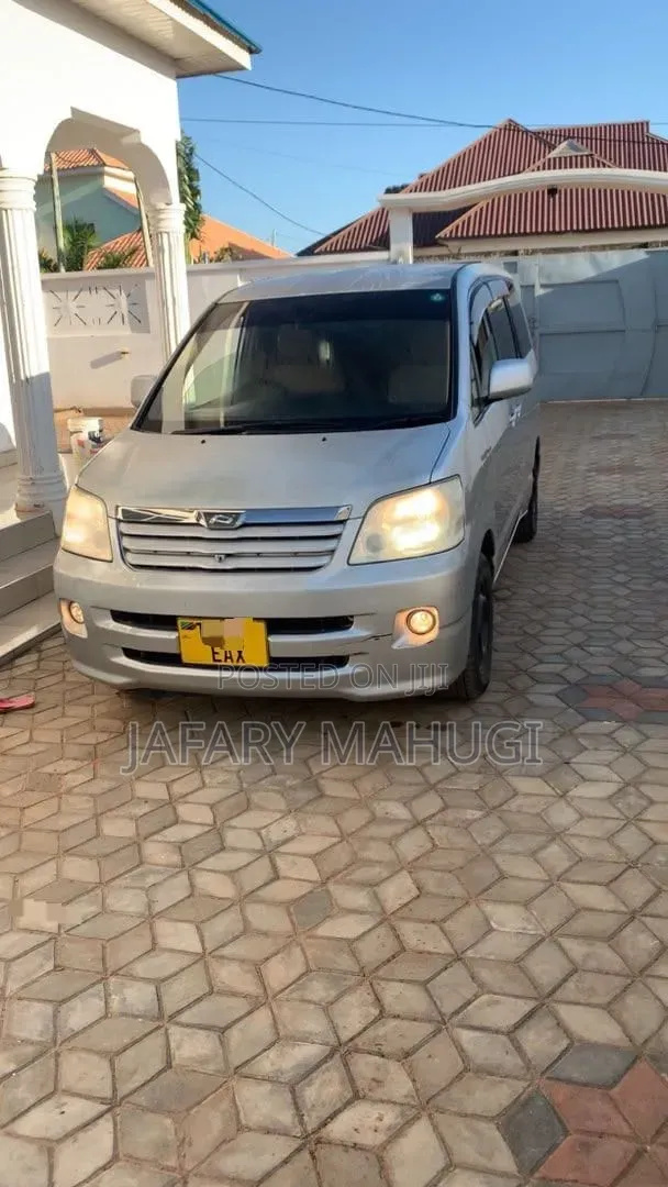 Toyota Noah 2016 Silver
