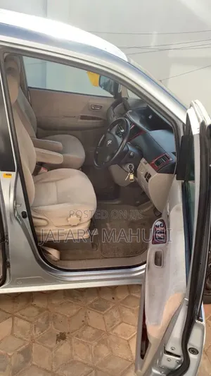 Toyota Noah 2016 Silver