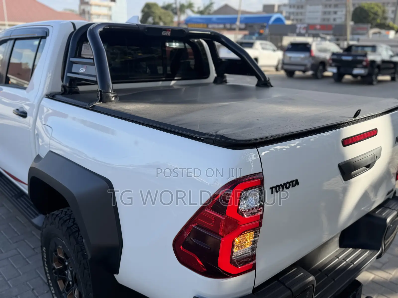 Toyota Hilux 2025 White