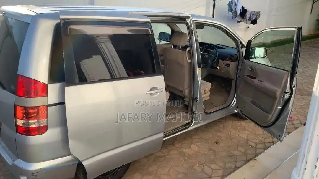 Toyota Noah 2016 Silver