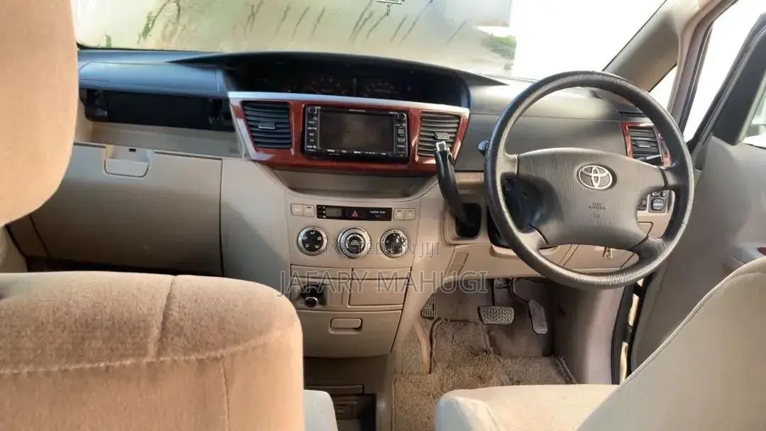 Toyota Noah 2016 Silver