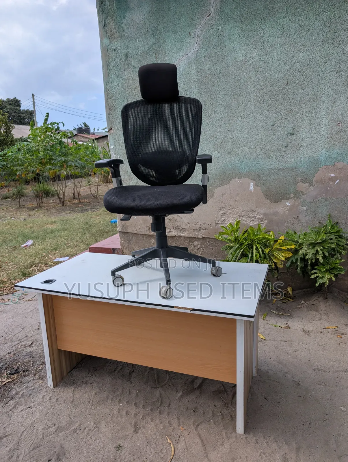 Kiti Na Meza Yake