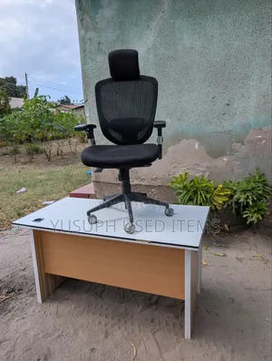 Kiti Na Meza Yake