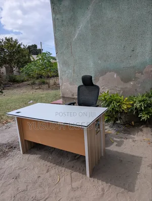 Kiti Na Meza Yake