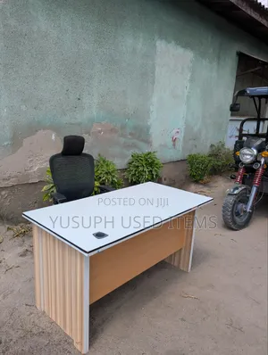 Kiti Na Meza Yake