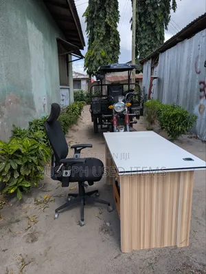 Kiti Na Meza Yake