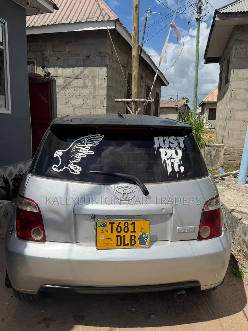 Toyota IST 2004 Silver