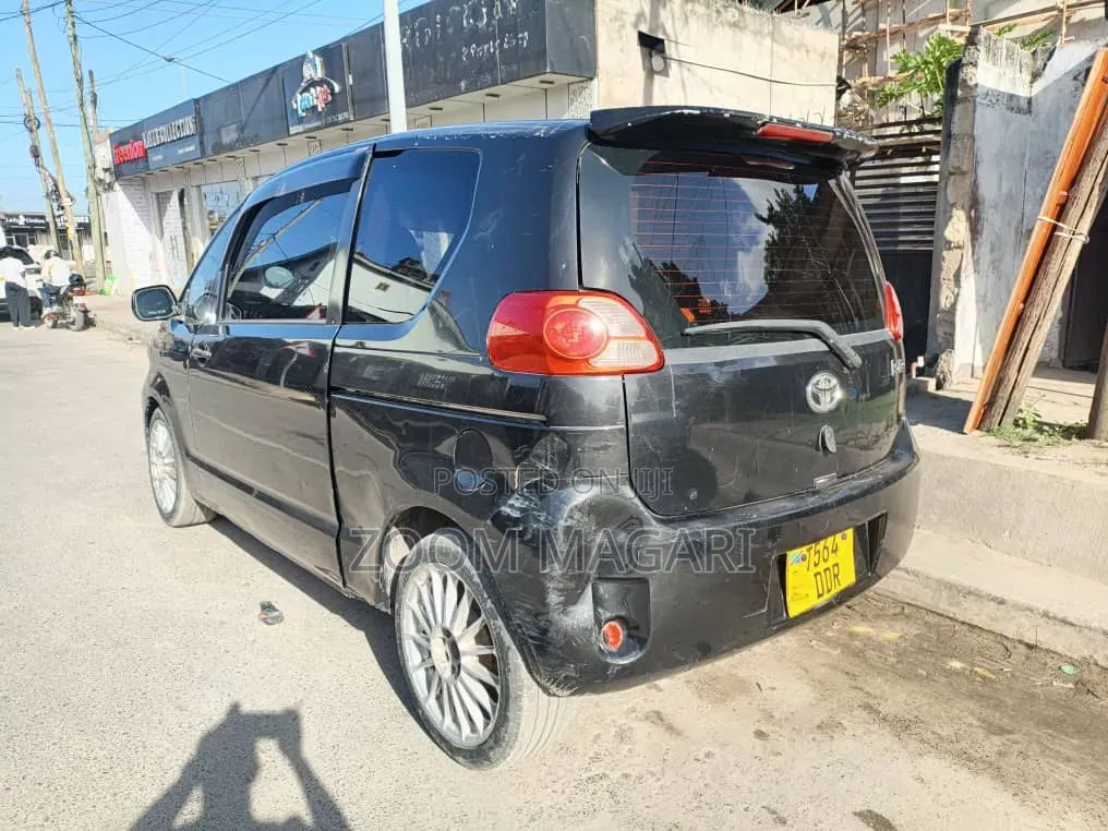 Toyota Porte 2004 Black