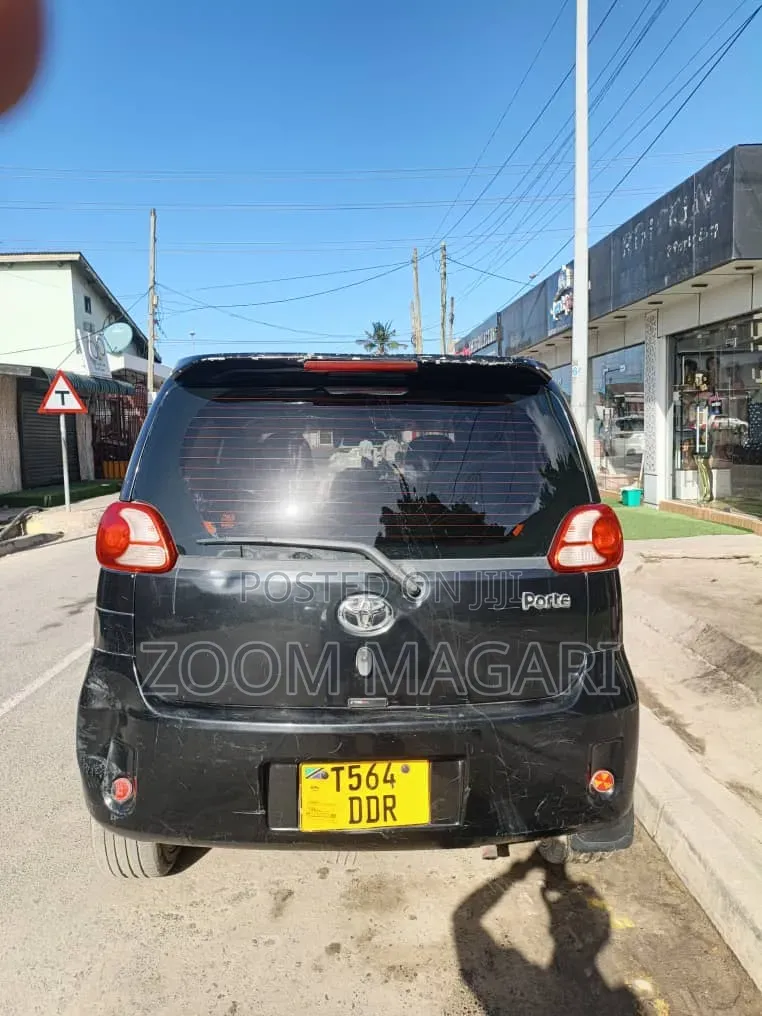 Toyota Porte 2004 Black
