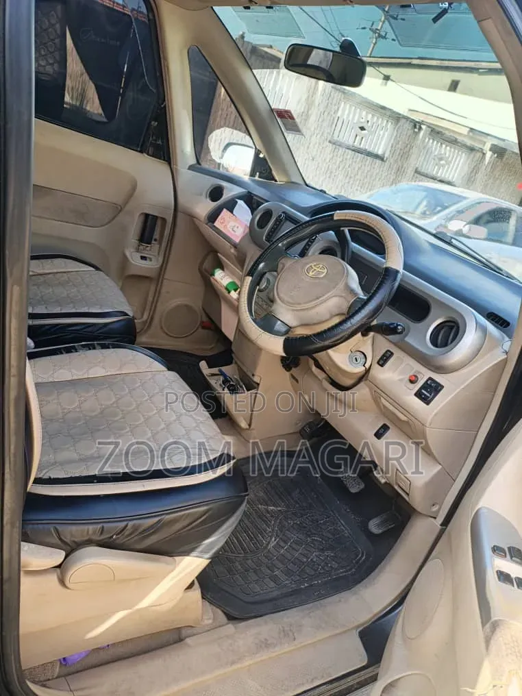 Toyota Porte 2004 Black