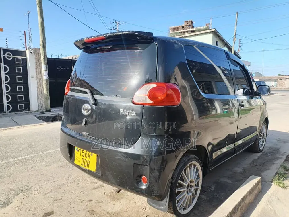 Toyota Porte 2004 Black
