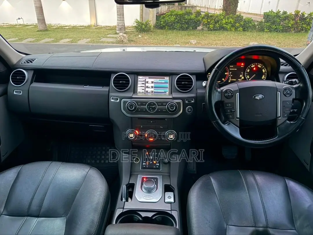 Land Rover Discovery 2016 White