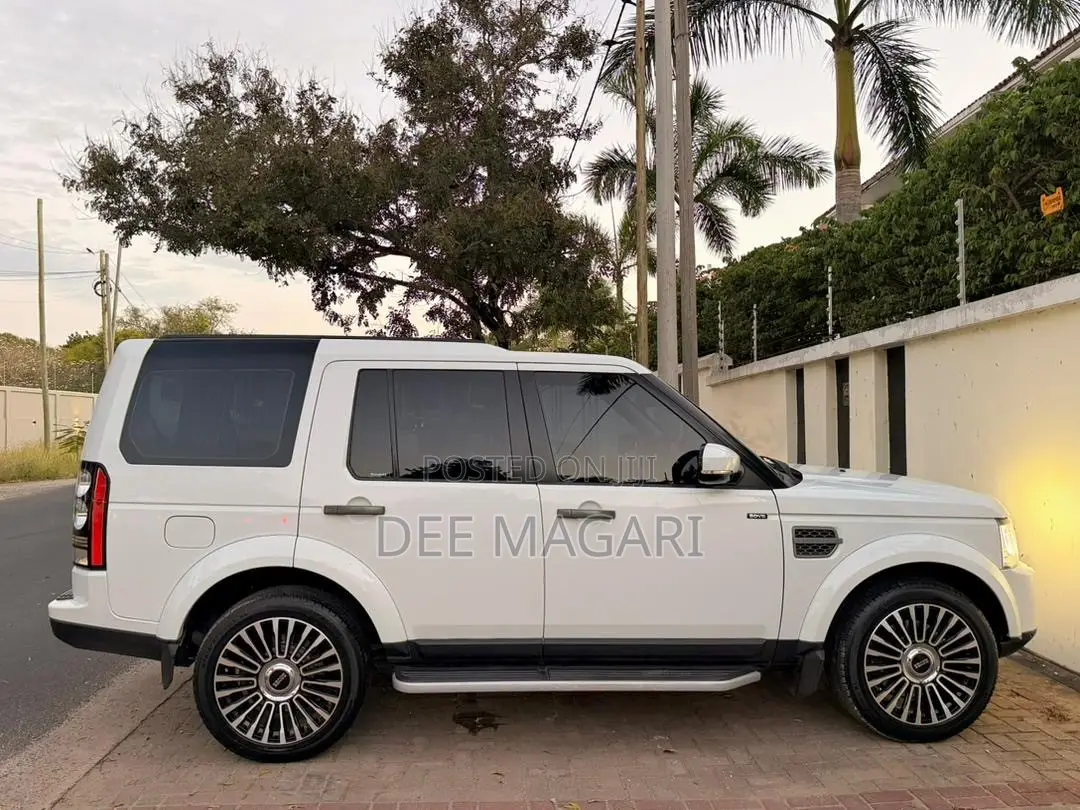 Land Rover Discovery 2016 White
