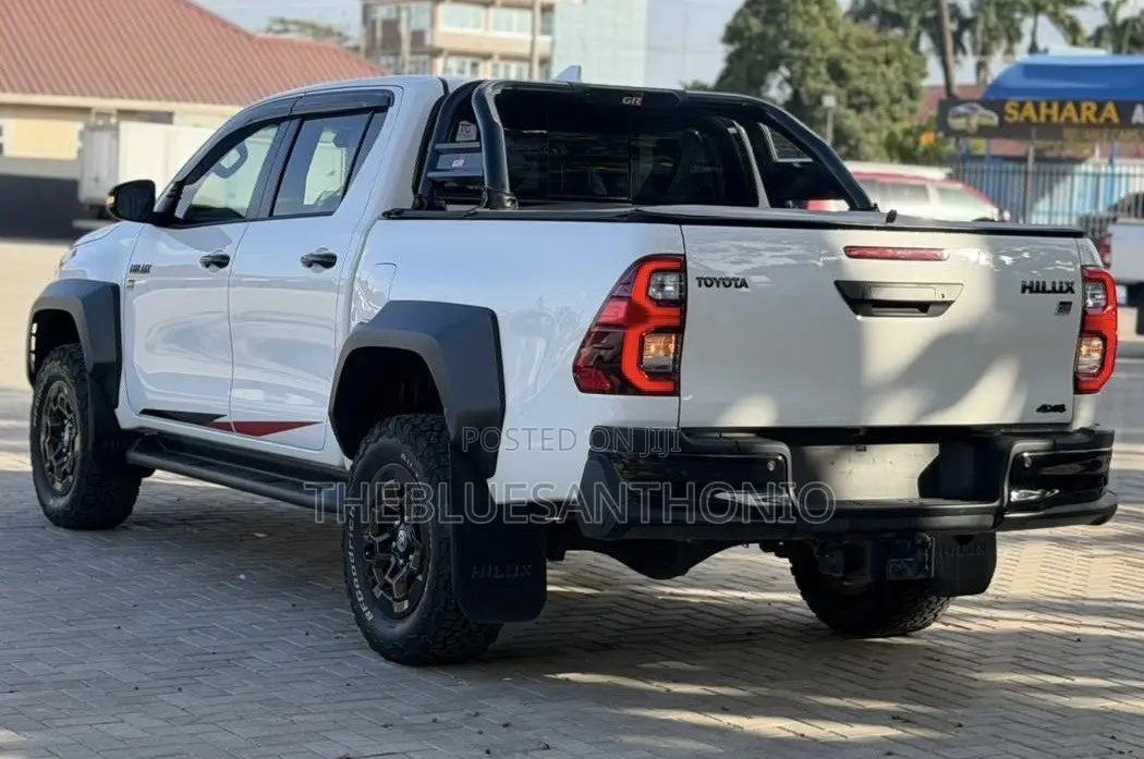 New Toyota Hilux 2025 Pearl