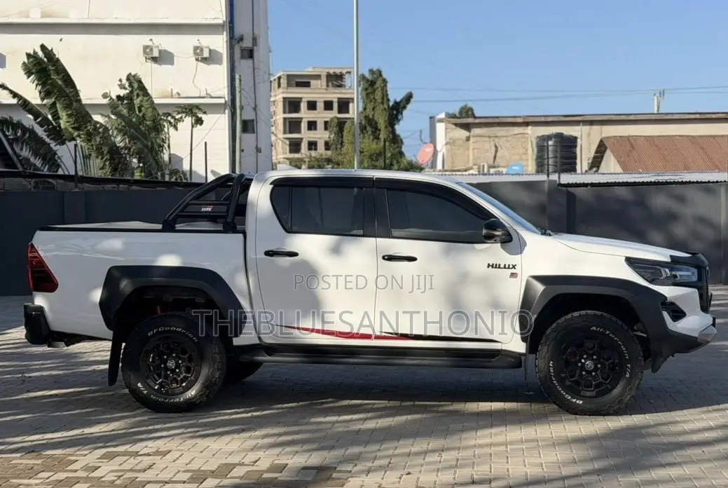 New Toyota Hilux 2025 Pearl
