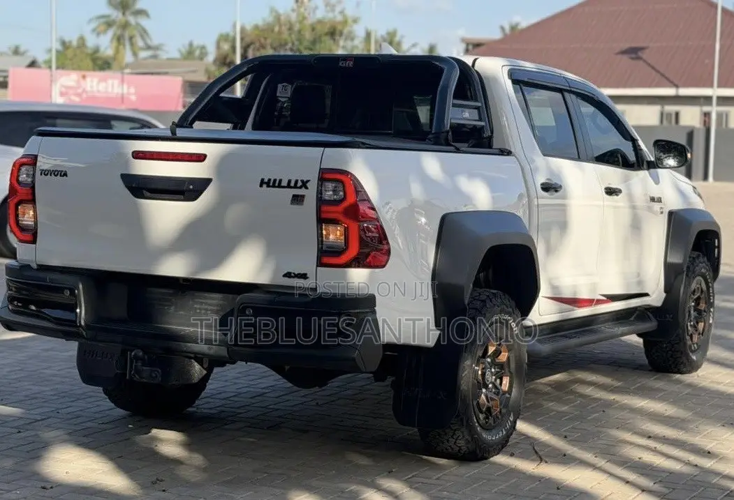 New Toyota Hilux 2025 Pearl