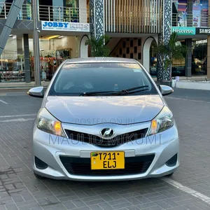 Toyota Vitz 2013 Silver