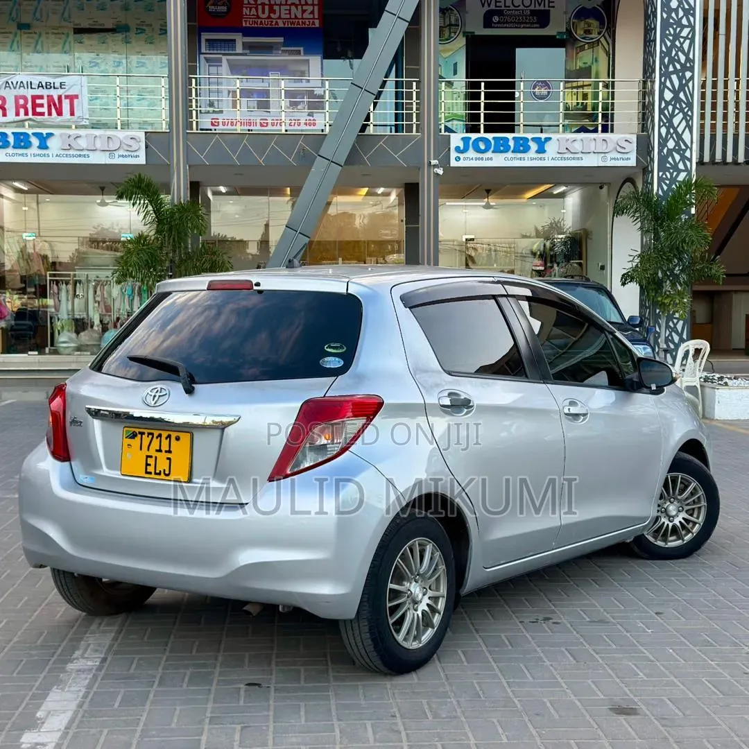 Toyota Vitz 2013 Silver
