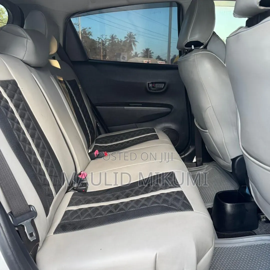 Toyota Vitz 2013 Silver