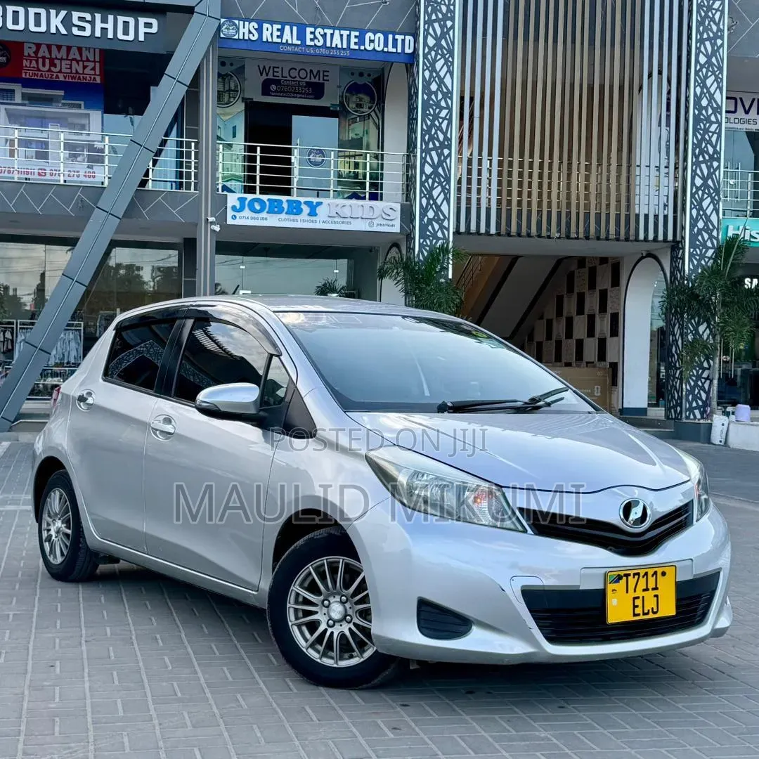 Toyota Vitz 2013 Silver