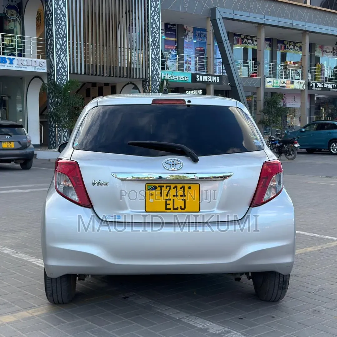Toyota Vitz 2013 Silver