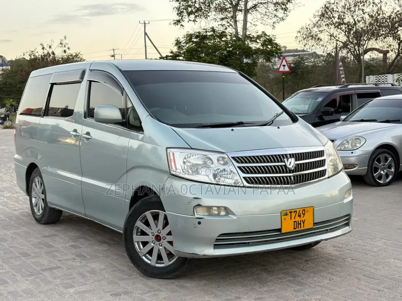 Toyota Alphard 2004 Silver