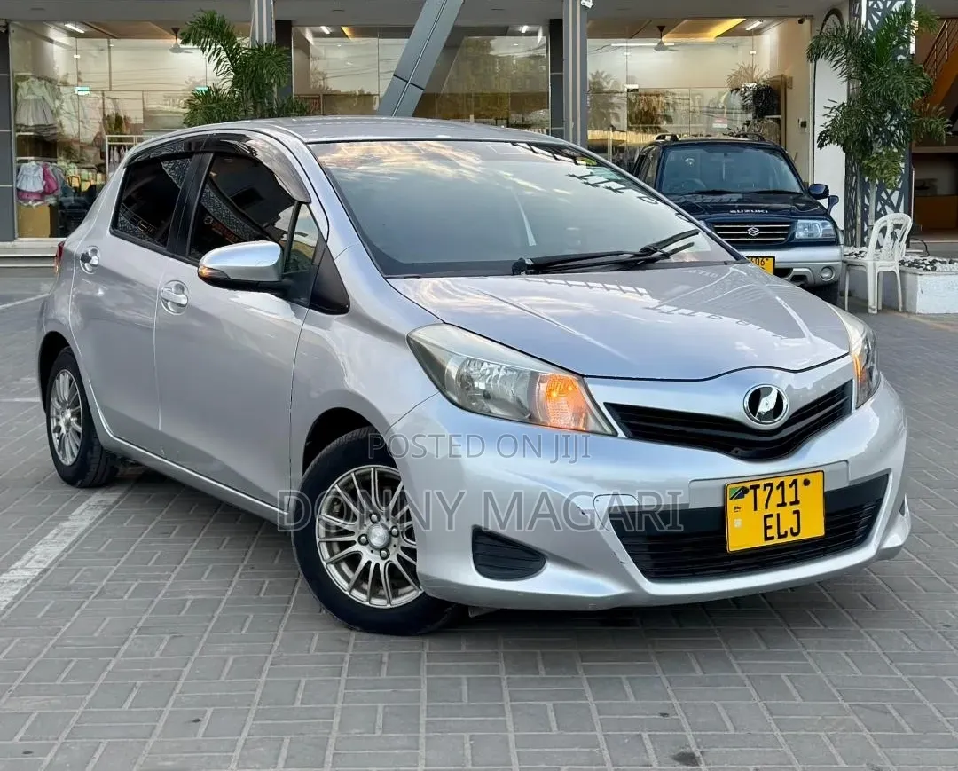 Toyota Vitz 2013 Silver