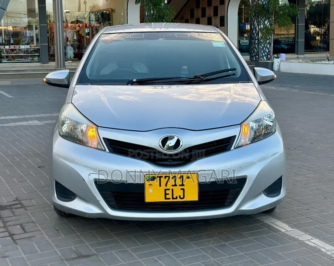 Toyota Vitz 2013 Silver