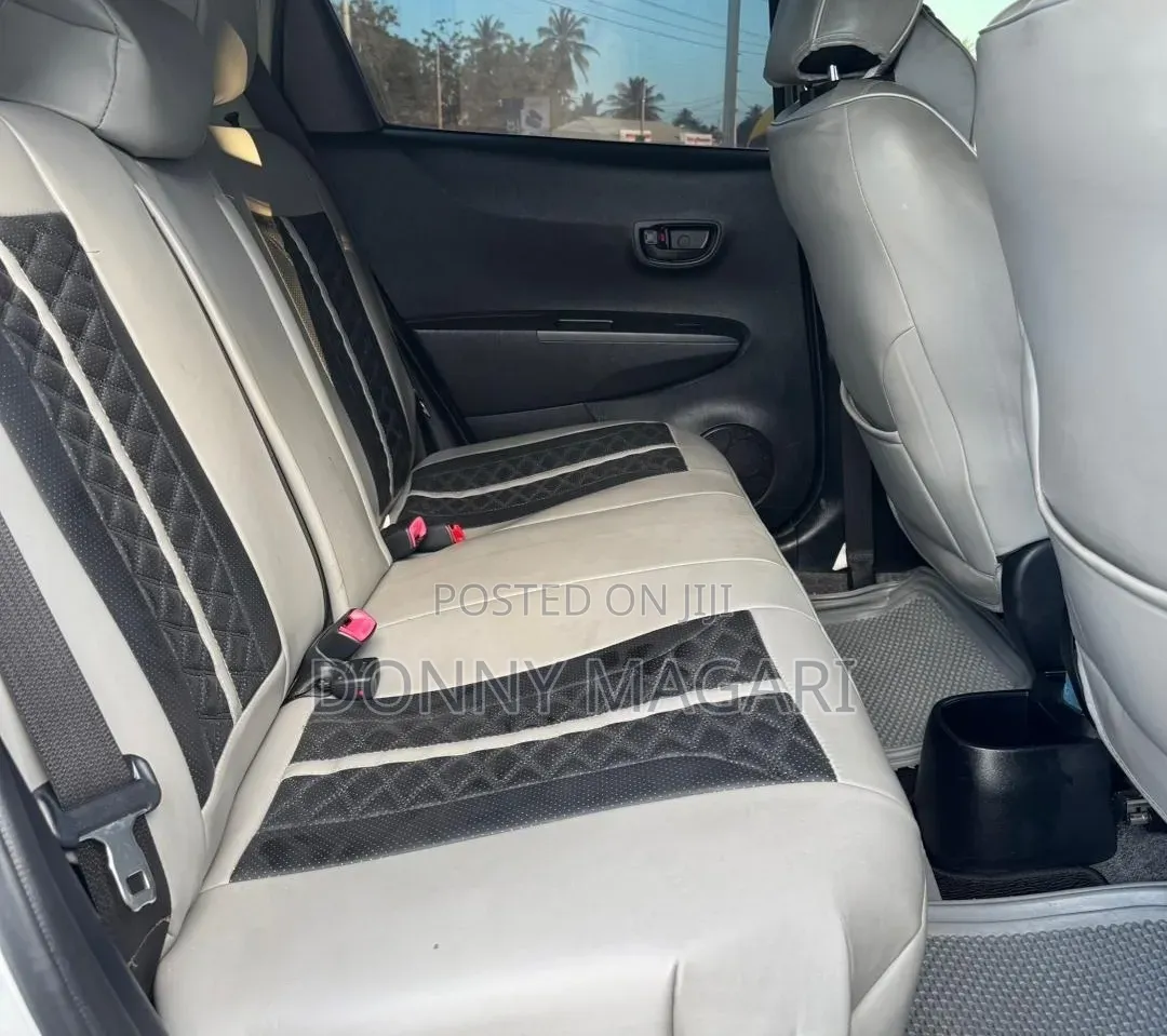 Toyota Vitz 2013 Silver