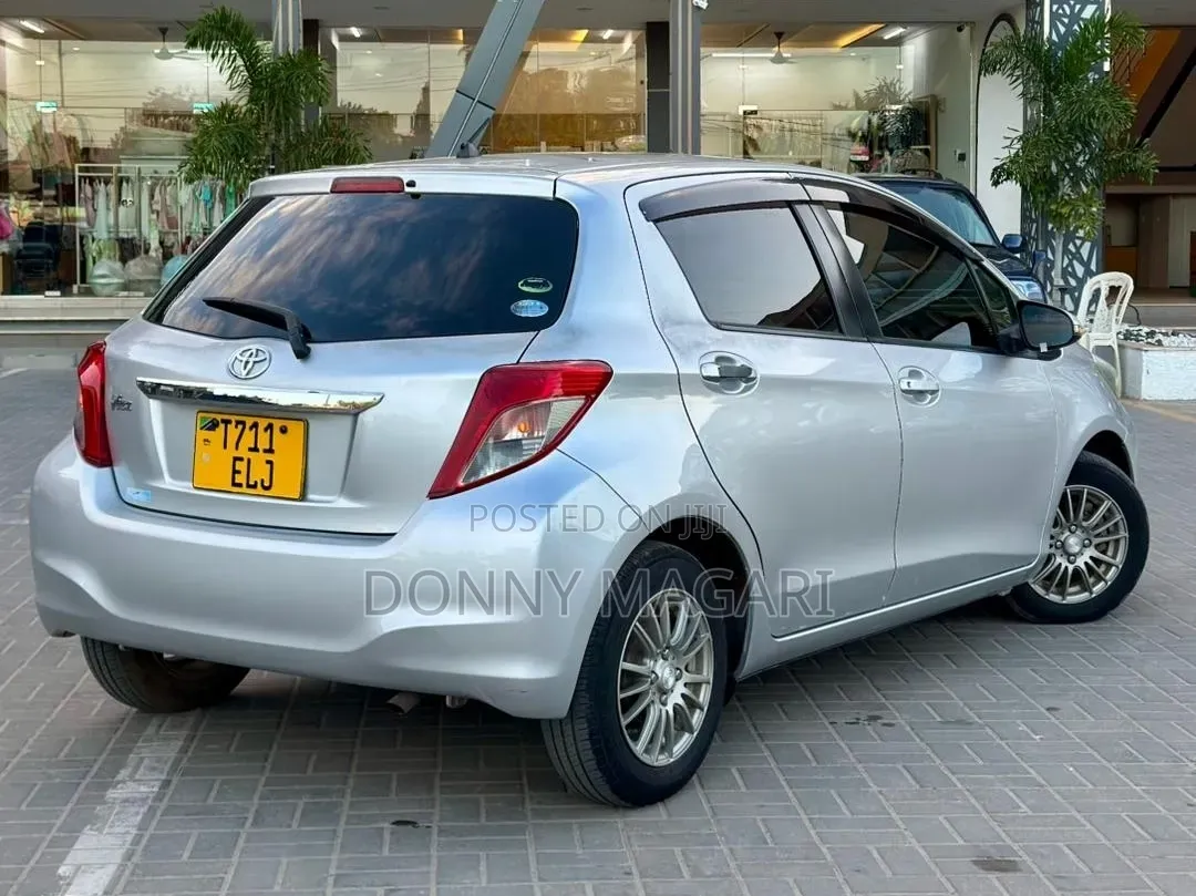 Toyota Vitz 2013 Silver