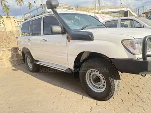 Toyota Land Cruiser 2001 White