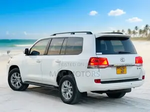 Toyota Land Cruiser 4.5 V8 VXR 2018 White