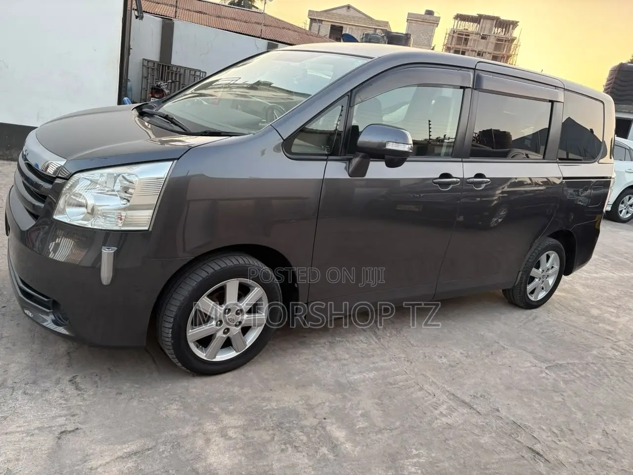 Toyota Noah 2.0 143hp AWD (7 Seater) 2008 Gray