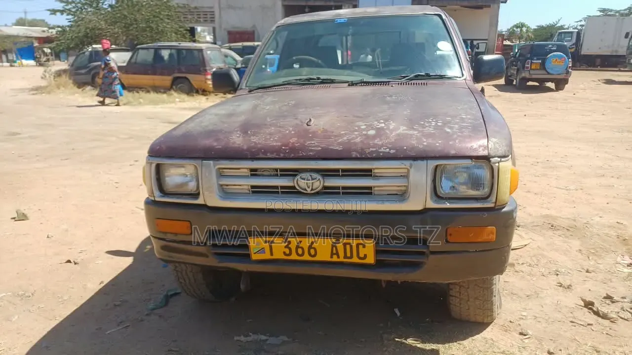 Toyota Hilux 2000 Maroon