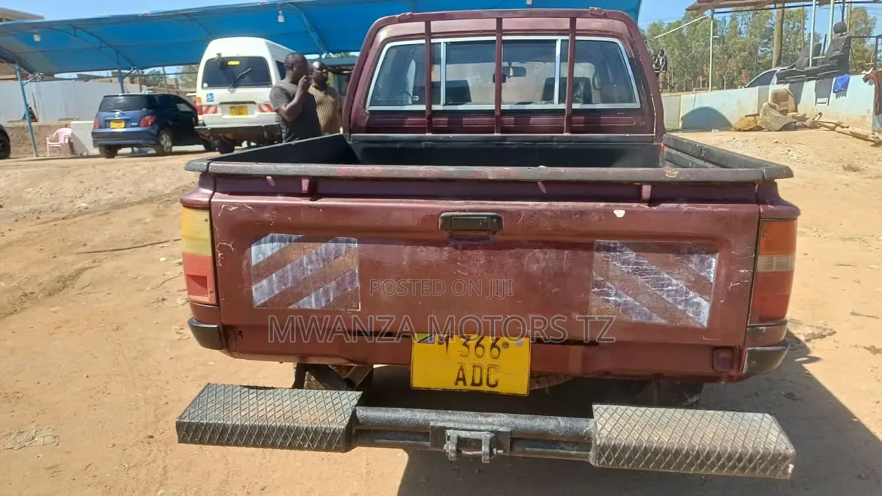 Toyota Hilux 2000 Maroon