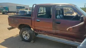 Toyota Hilux 2000 Maroon