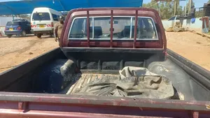 Toyota Hilux 2000 Maroon
