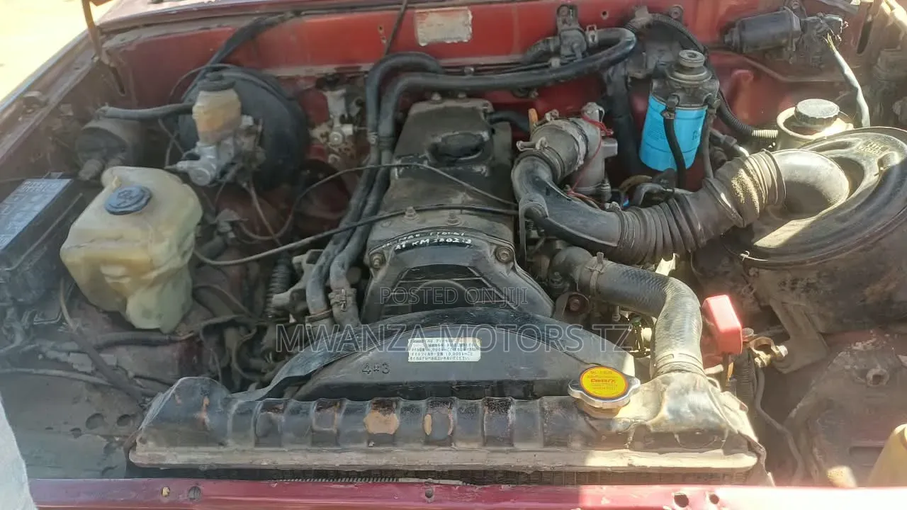 Toyota Hilux 2000 Maroon