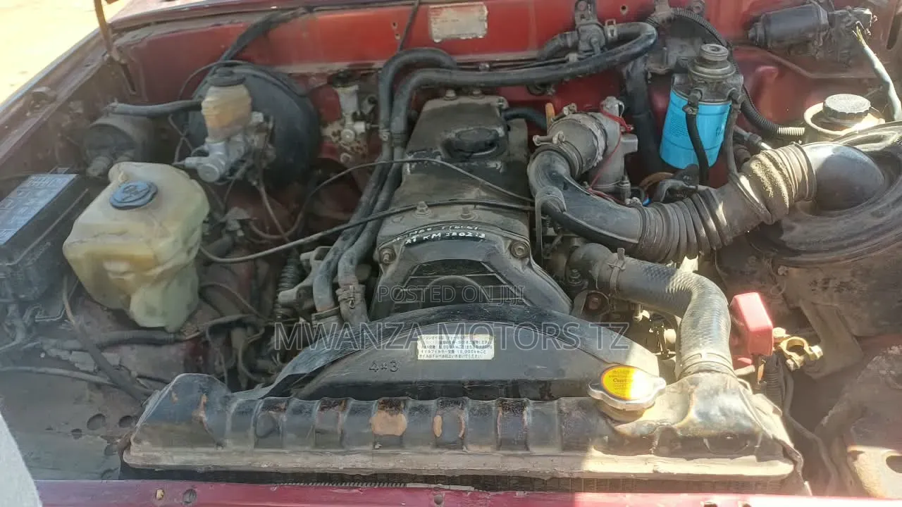 Toyota Hilux 2000 Maroon
