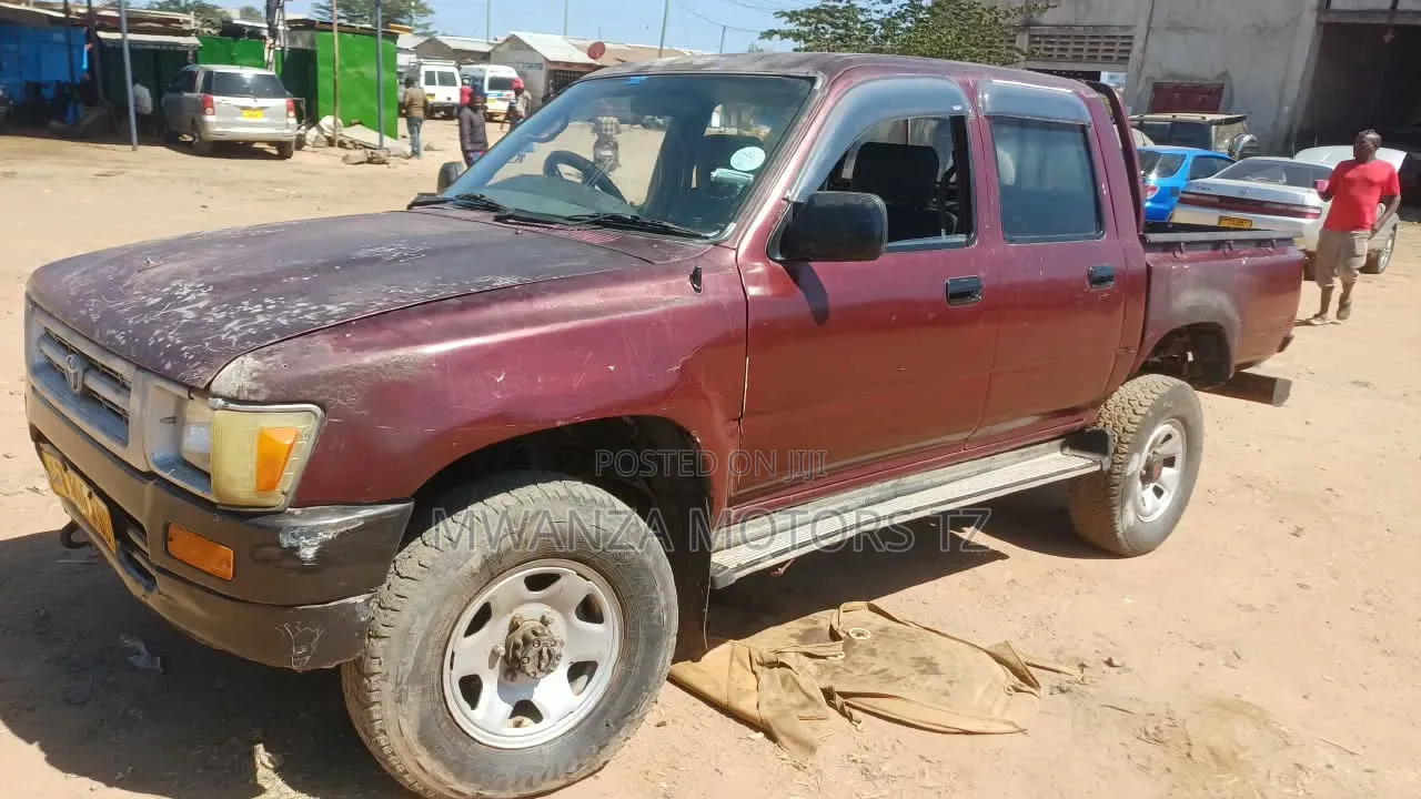Toyota Hilux 2000 Maroon