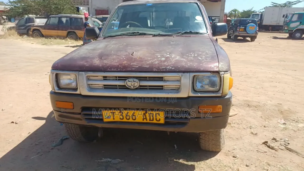 Toyota Hilux 2000 Maroon