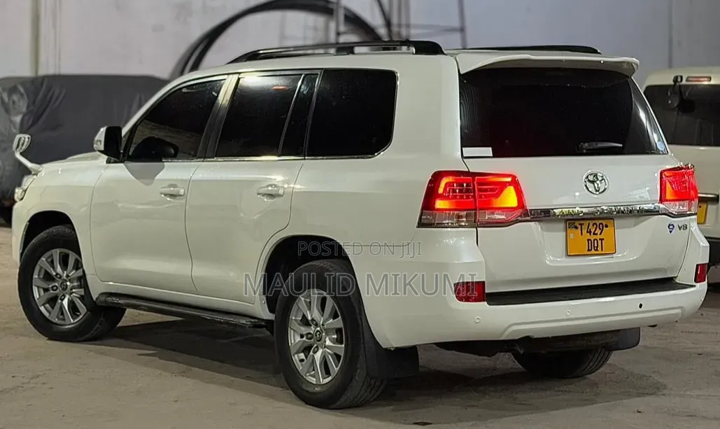 Toyota Land Cruiser 2018 White