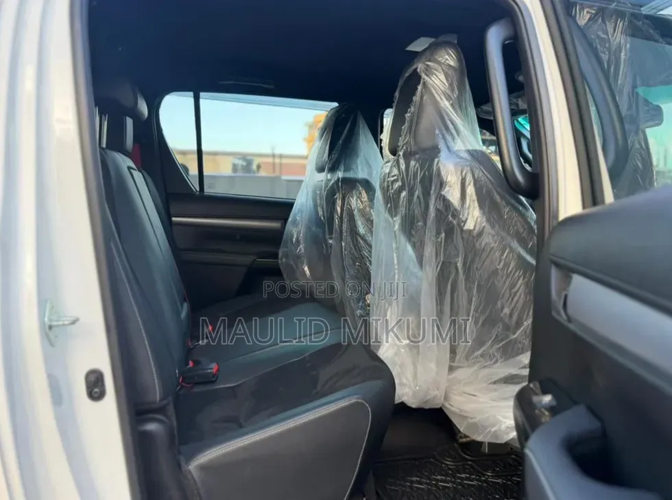Toyota Hilux 2025 White
